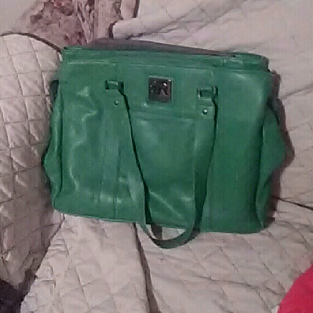 A green Kenneth Cole bag - Picture 1 of 1
